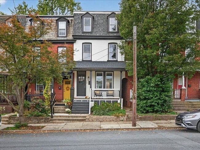 Photo - Gorgeous 4 Bedroom 2.5 Bathroom Available in Lancaster City