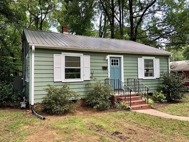 Building Photo - Renovated 2 Bed/1 Bath Cottage Near Downtown Durham! Available March 2026