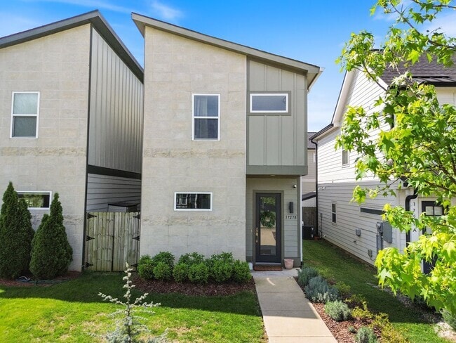 Building Photo - 1727B Pecan St Rental