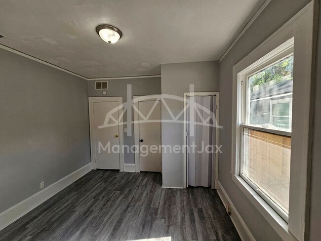 Photo - 528 W 25th St