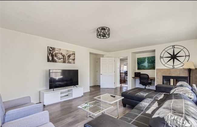 Building Photo - Huge room in a large shared home, private ... Unit 1 - Top Floor