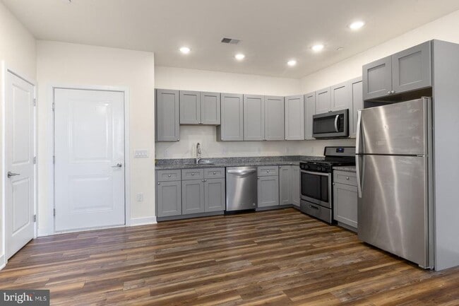 Building Photo - 2411 Kensington Ave Unit 309