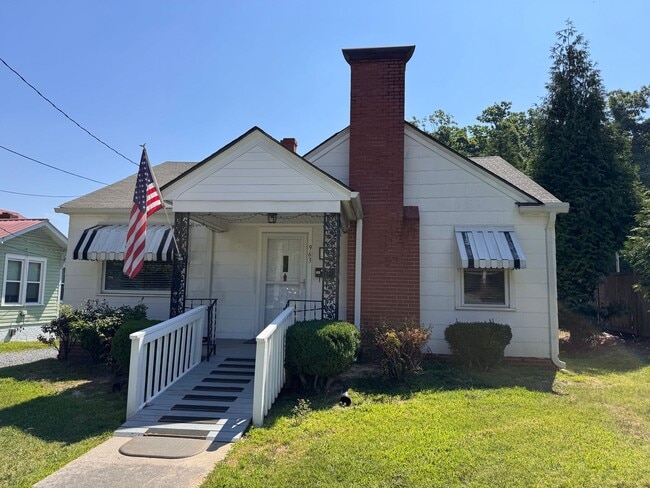 Building Photo - 2 BED, 1 BATH HOME LOCATED A FEW BLOCKS FROM DOWNTOWN ASHEBORO!