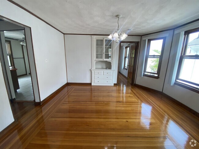Building Photo - 124 Willis Ave Unit 2 Rental