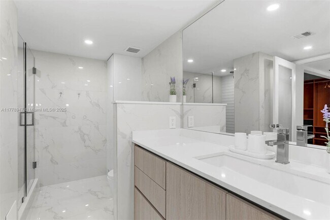 Building Photo - 1717 N Bayshore Dr Unit A-3137 Rental