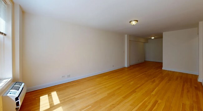 325 W 13th St
