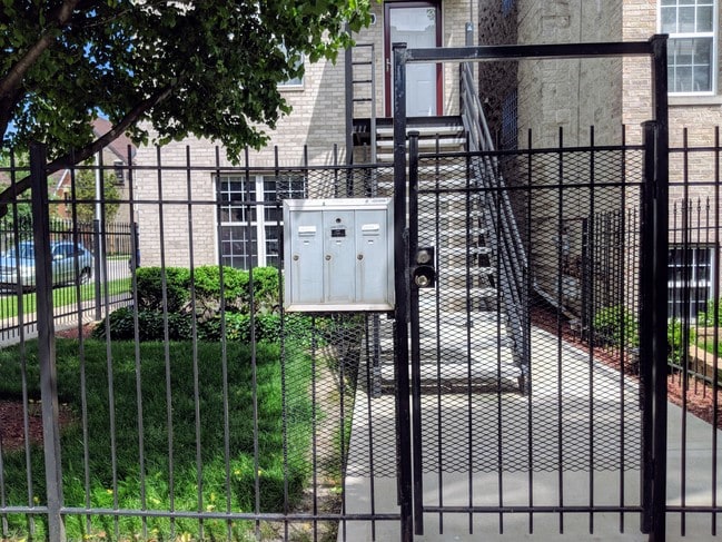 Secure Gate - 1457 N Rockwell St Unit 1