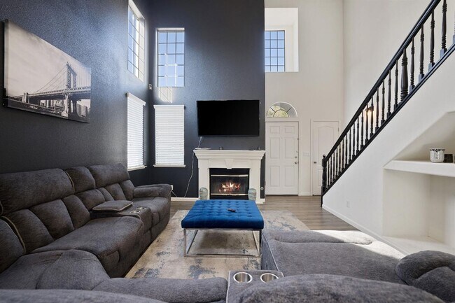 Photo - Gorgeous North Fresno 3/2.5 Home in Gated ...