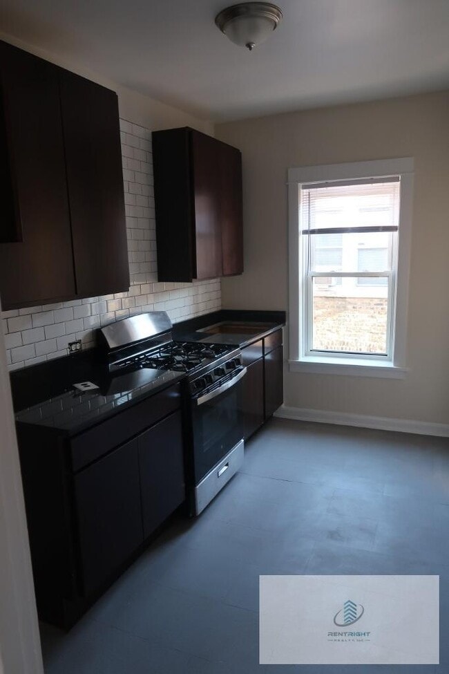 Building Photo - 4235 N Lamon Ave