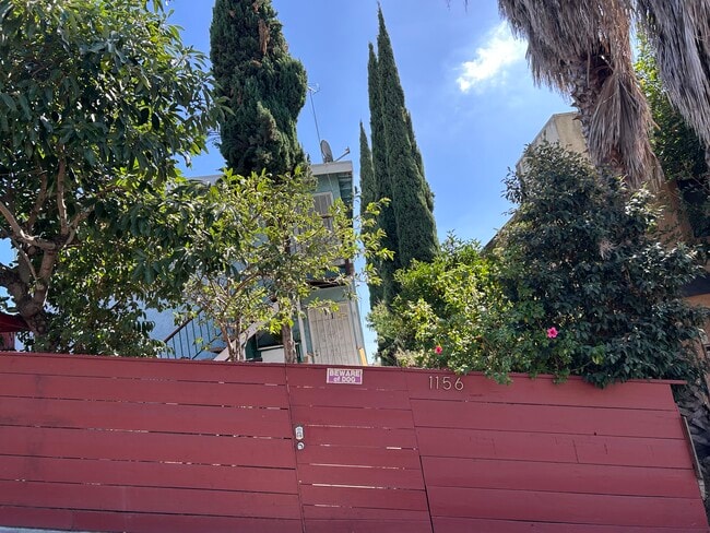 Puerta de entrada al edificio - 1156 N Chicago St Unidad 4