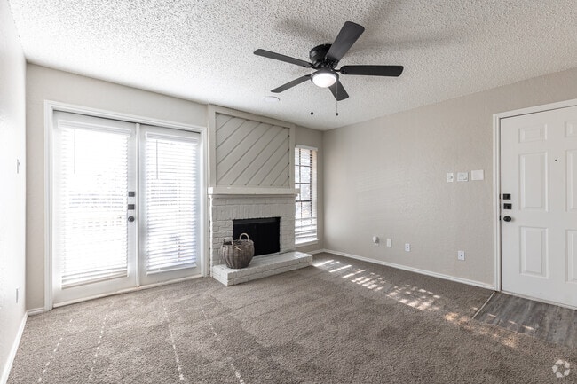 1BR, 1BA - 598SF - Living Room