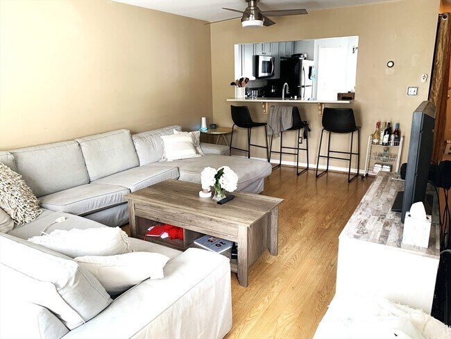 Photo - 213 W Sixth St Townhome