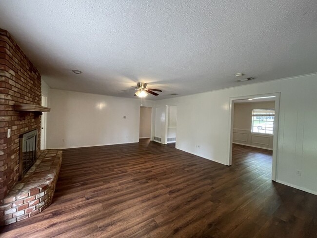 Photo - 705 White Oak Ln