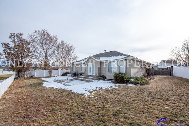 Photo - Attractive 4 Bed 3 Bathroom Home: Backing Park - 2 Car Garage