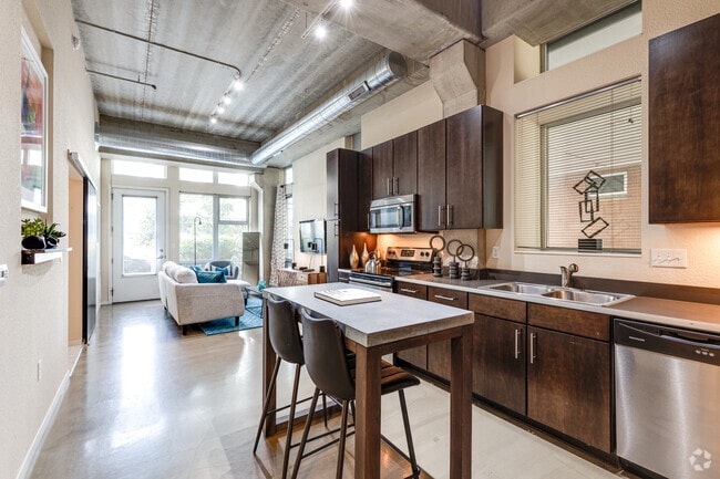 1BR, 1BA - 713SF - A5 - Kitchen and Living