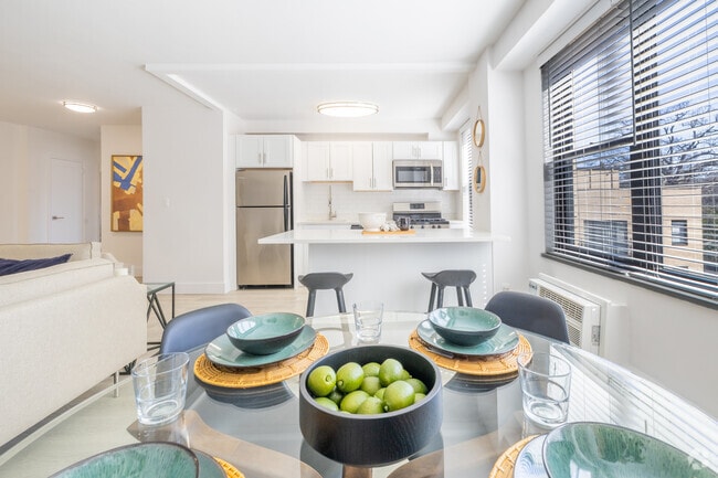 1BR, 1BA - 830SF - Kitchen / Dining