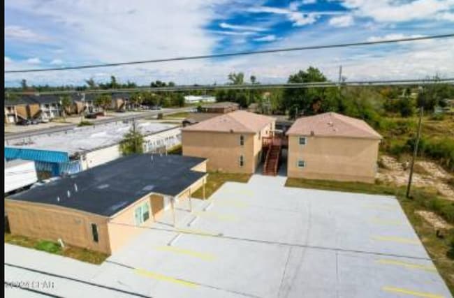 Building Photo - 1000 Transmitter Rd