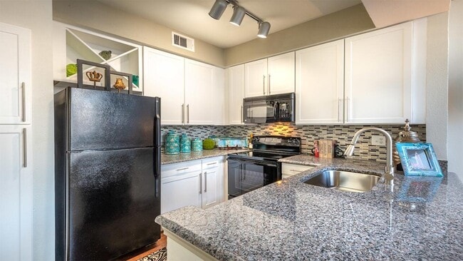 Lakewood on the Trail Kitchen with granite counter tops - Lakewood on the Trail Apartments