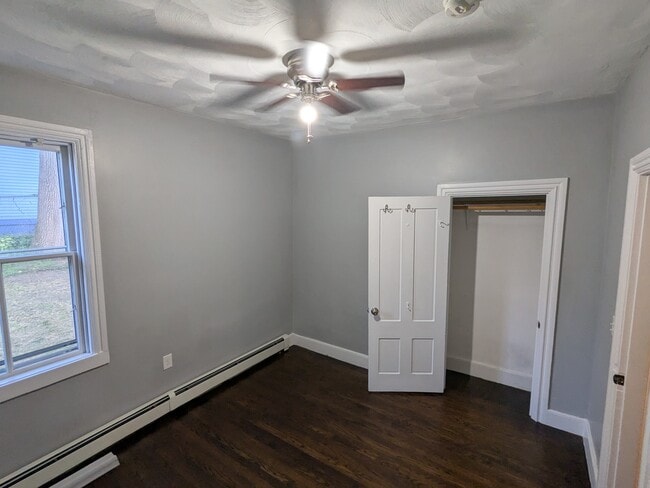 Building Photo - 37 Royal St Unit East side apartment