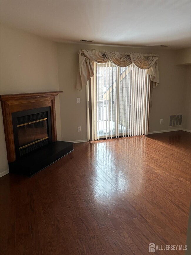 Photo - 92 Heather Ct