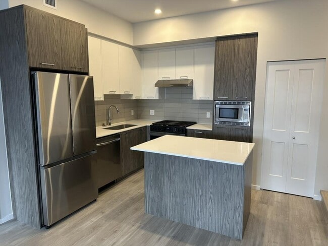 Photo - 3319 148 St