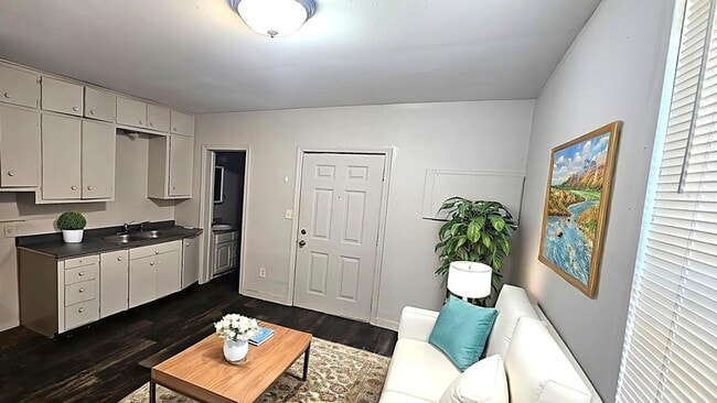 Building Photo - COZY STUDIO LOCATED DOWNTOWN SIOUX FALLS! Unit 817 W 11th Street #2