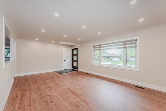 Photo - 5 Cadillac Dr