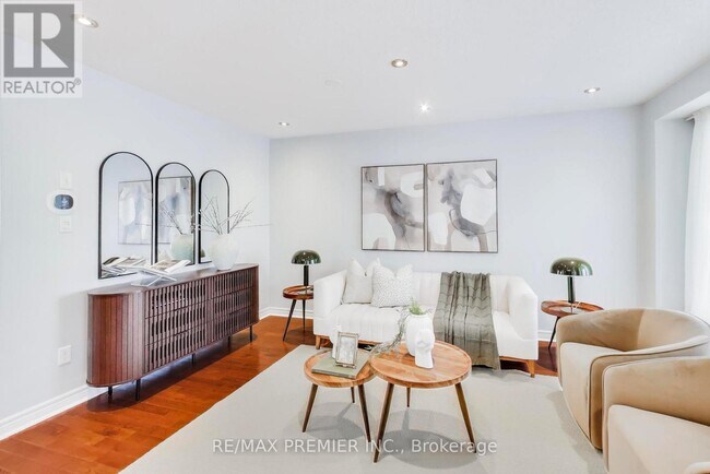 Photo - 135 Richard Coulson Crescent