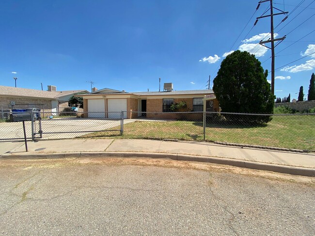 Northeast El Paso 3 bed with Refrig A/C - Northeast El Paso 3 bed with Refrig A/C House