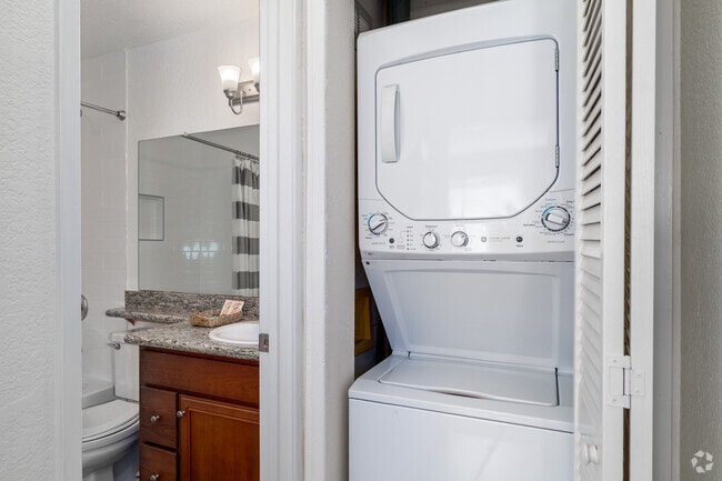 2BR, 2BA - 955SF - In-unit Laundry