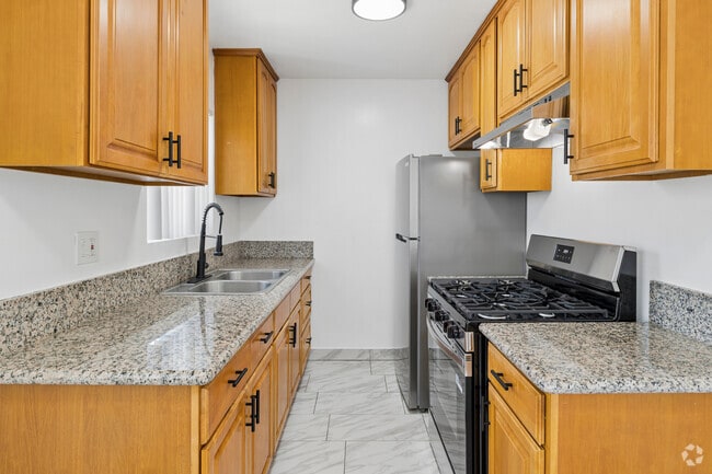 2BR, 1BA - 565SF - Kitchen