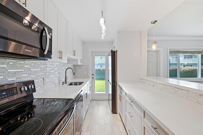 Building Photo - 2110 NE 42nd St Unit 2b