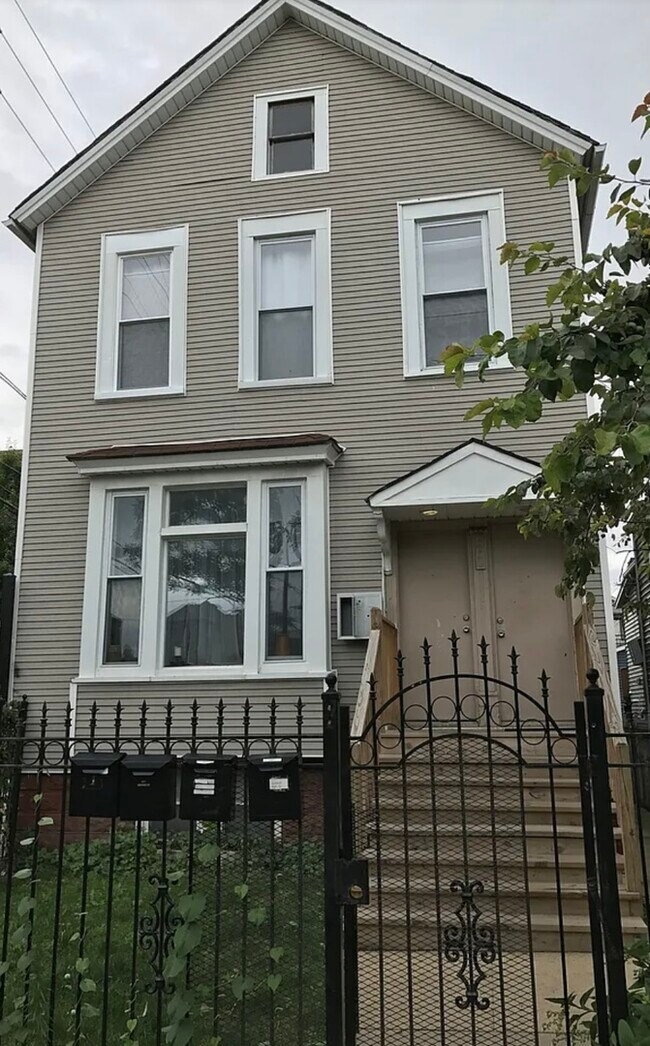 Photo - 2416 N Maplewood Ave Unidad 1 Rental