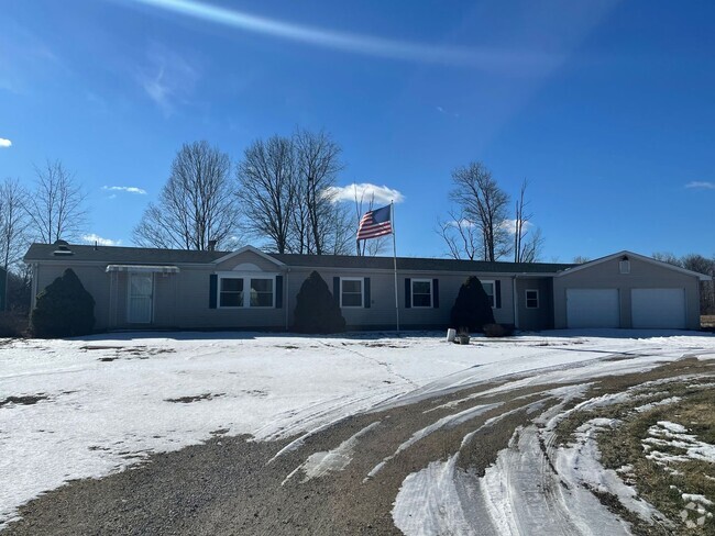 Building Photo - 3 Bedroom - 2 Bathroom Home in Rural Setting