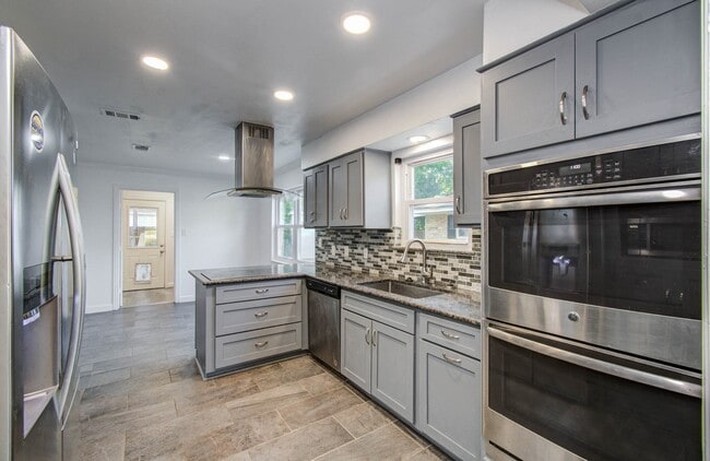 Photo - 674 Ravensworth Dr