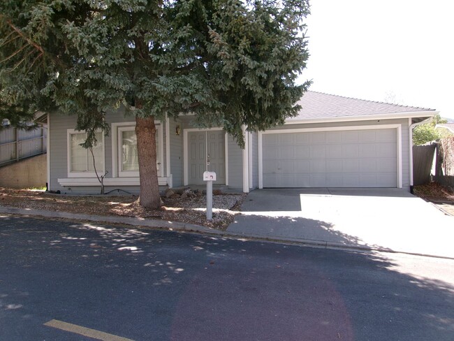 Great 3 bedroom, 2 bath, Southwest Reno home - Great 3 bedroom, 2 bath, Southwest Reno home