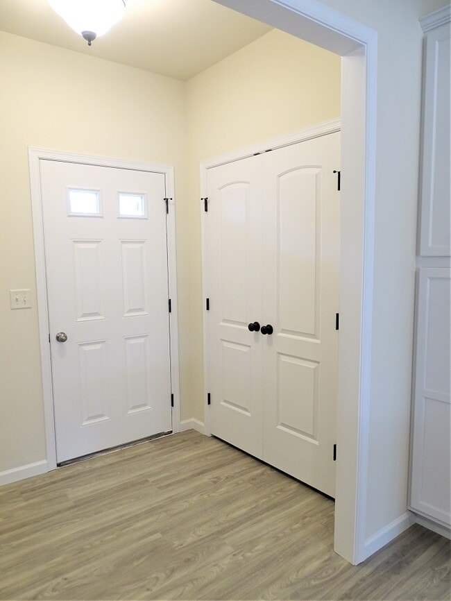 Photo - 349 Cedar Holw