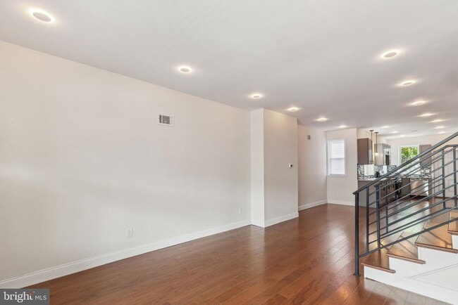 Photo - 5724 Pine St