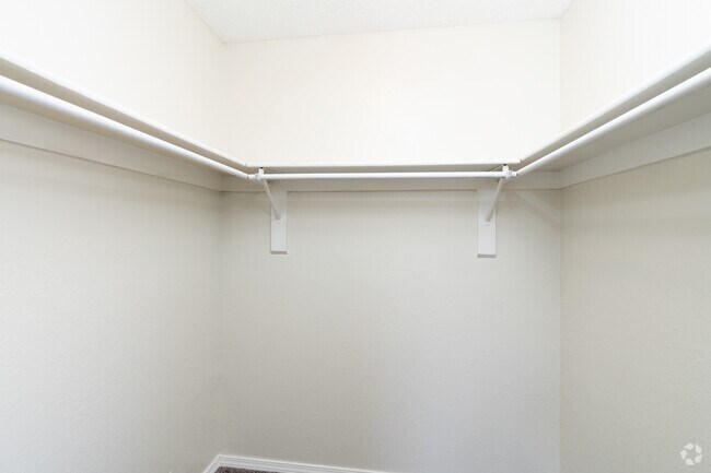2BR, 1BA - 870SF - Armario