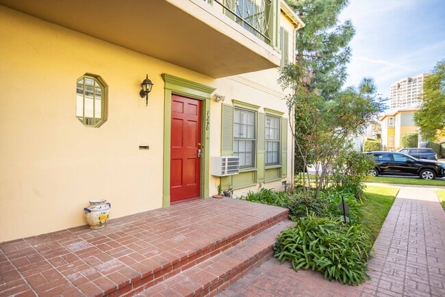 Building Photo - 1290 Devon Ave Unit 1290