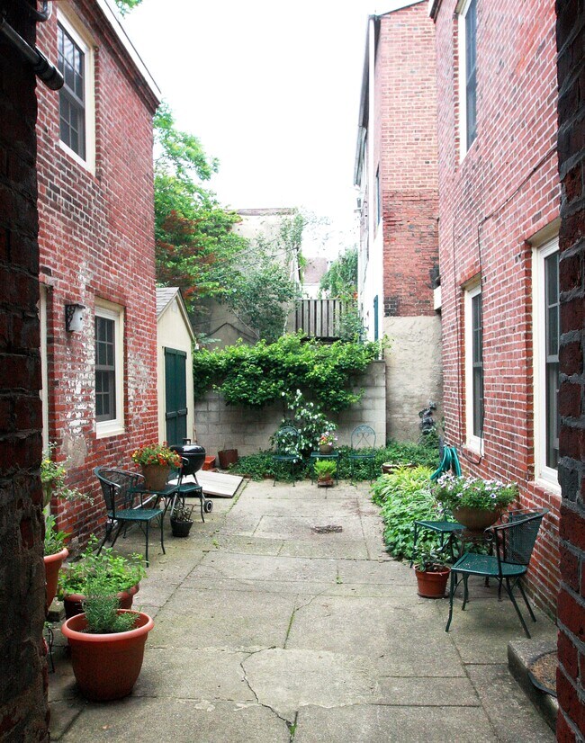 Building Courtyard with Bike Storage, Trash Storage & Laundry ROom - 937 Lombard St Unidad 102
