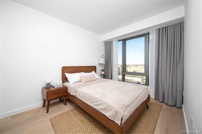 Photo - 33-71-71 Prince St Unit 14L