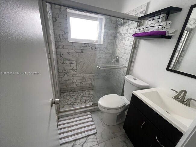 Photo - 990 Meridian Ave Unidad -
