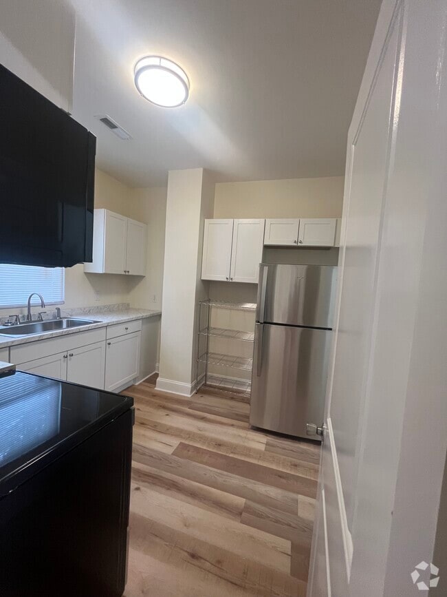 Building Photo - 405 Maplewood Ave NE Rental