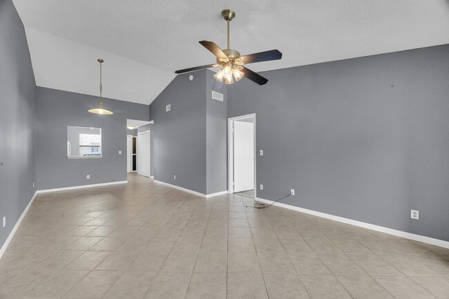 Building Photo - 3171 SE Aster Ln Unit 1105 Rental