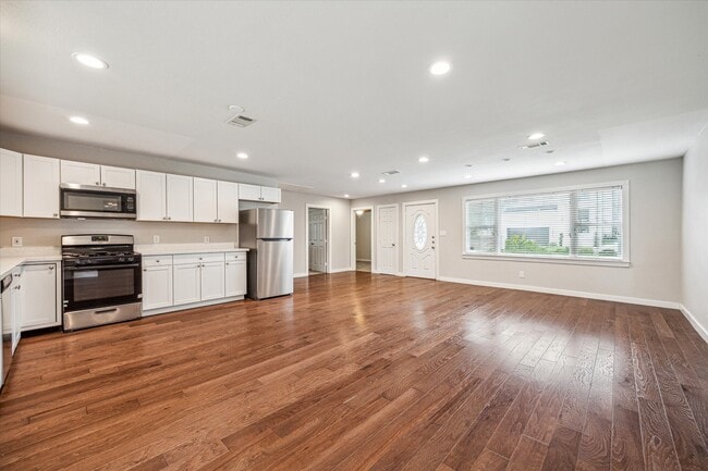 Photo - 2006 Du Barry Ln