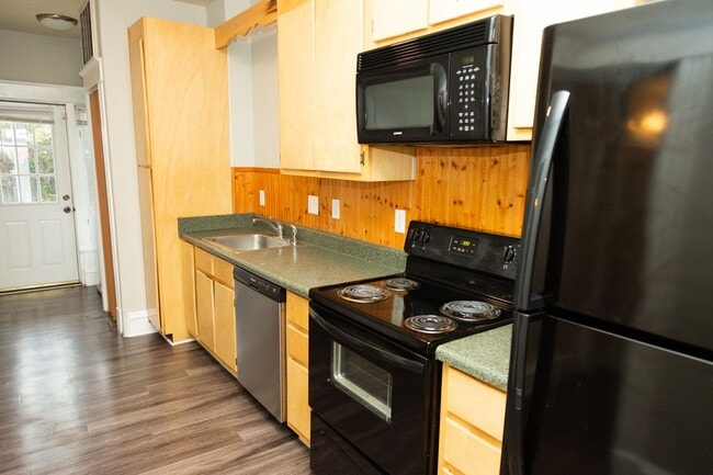 Building Photo - 8 S Granby St Unit Apt #1st Fl B