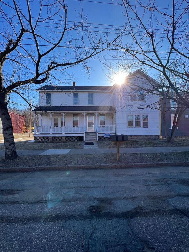 Building Photo - 907 Forest St Unit 2