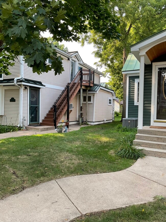 Entryway outside - 2121 Cameron Ave Unit 2121