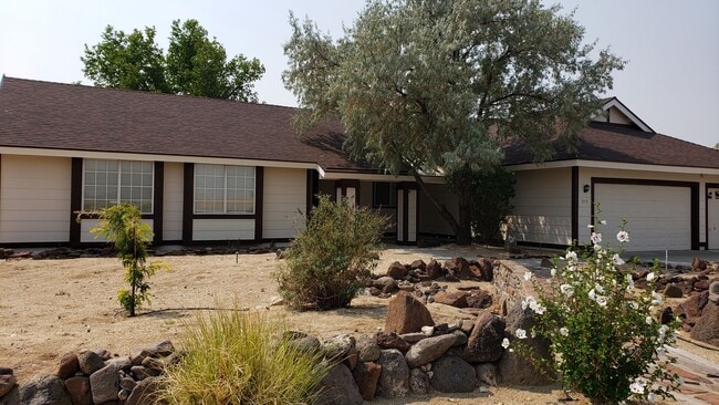 Photo - ONLY $2,550 PER MONTH FOR THIS SPACIOUS RANCH STYLE HOME - 2056 SQ FT / 3BDRM/2BATH/3GARAGE ON O...